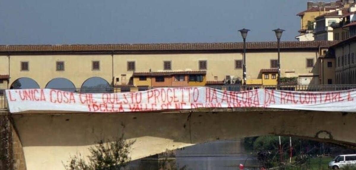(FOTO) Striscione della Curva Fiesole su Ponte alla Grazie: "I Della Valle se ne devono andare" - 