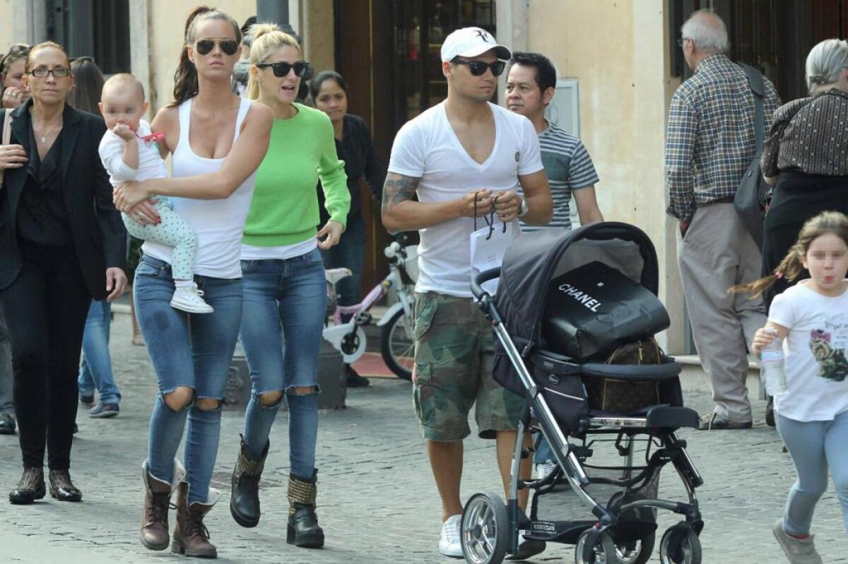 Minacce choc a Zarate, la moglie: "Uccideranno noi e i nostri figli". L'ex viola in lacrime - 