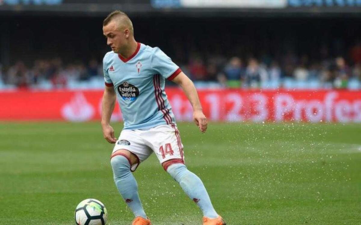 La Fiorentina supera il Napoli per Lobotka. La clausola però spaventa... - Celta Vigo's Slovak midfielder Stanislav Lobotka runs with the ball during the Spanish league football match between Celta de Vigo and Valencia at the Balaidos stadium in Vigo, on April 21, 2018. The match finished with a 1-1 draw. / AFP PHOTO / MIGU