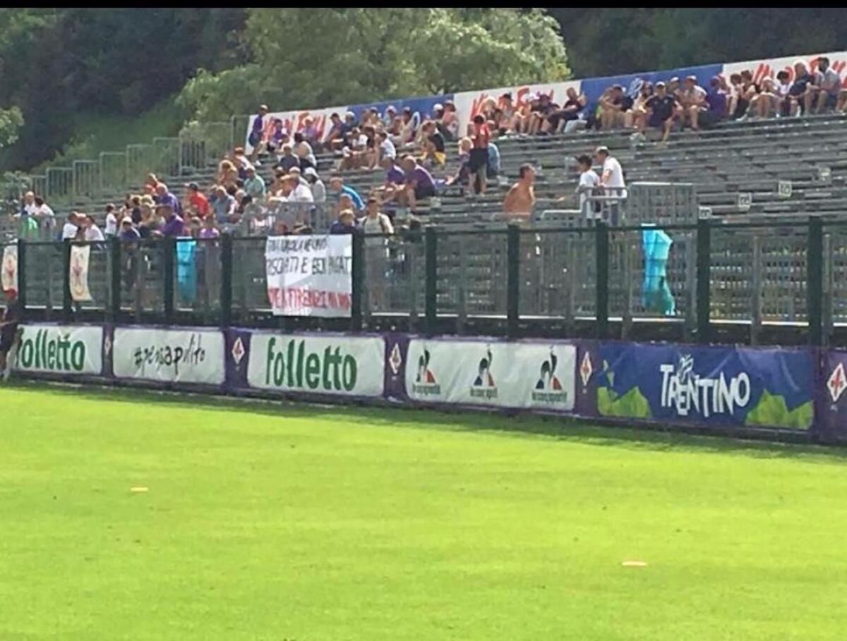 (FOTO) Disastro metereologico a Moena. Allagato il Paese, il campo sportivo... - Lo striscione appeso al campo di allenamento della Fiorentina a Moena contro Kalinic, Bernardeschi e Vecino