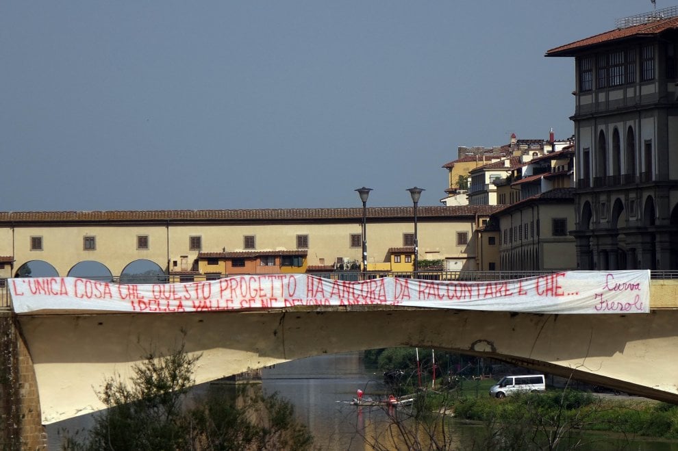 (FOTO) Striscione della Curva Fiesole su Ponte alla Grazie: "I Della Valle se ne devono andare"