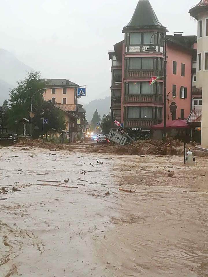 (FOTO) Disastro metereologico a Moena. Allagato il Paese, il campo sportivo...