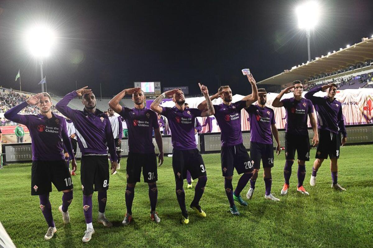 VINCE LA FIORENTINA, PERDE LA FIESOLE. MA ADV PERDONA TUTTI, ALMENO PER ORA... L'EDITORIALE DI STEFANO BORGI. - Firenze, stadio Artemio Franchi, 26.08.2018, Fiorentina-Chievo, Foto Fiorenzo Sernacchioli. Copyright Labaroviola.com, saluto al capitano