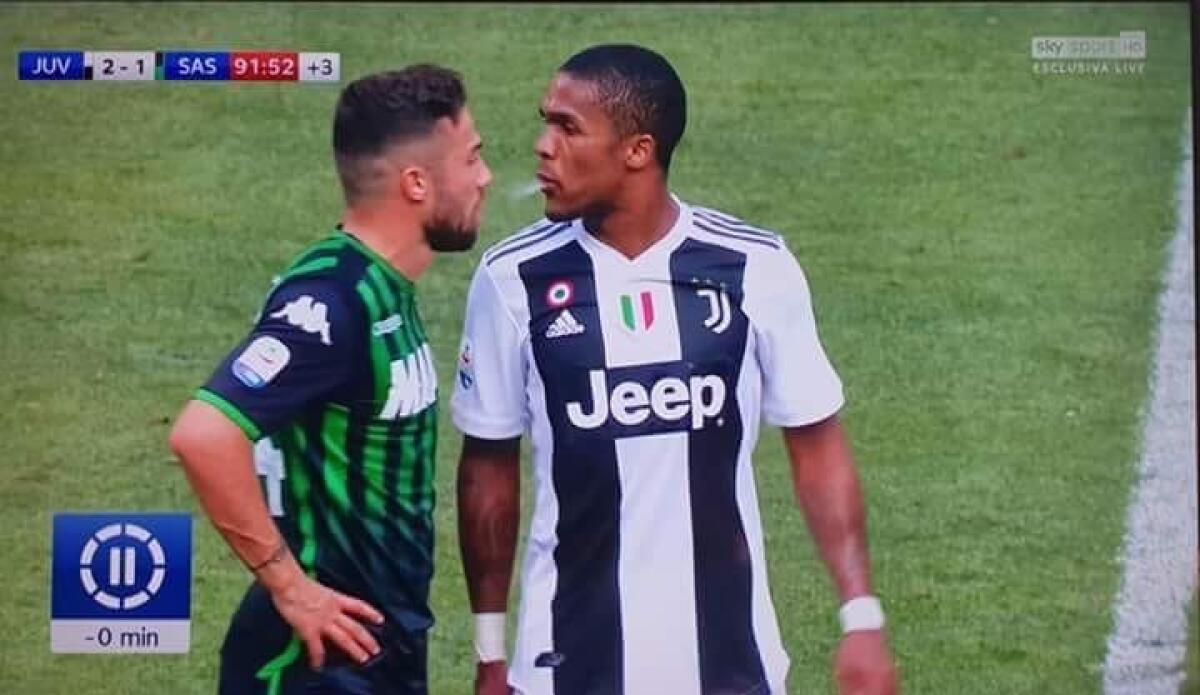 (FOTO), Follia Douglas Costa: sputo a Di Francesco ed espulso grazie al VAR. Il giocatore in precedenza... - 