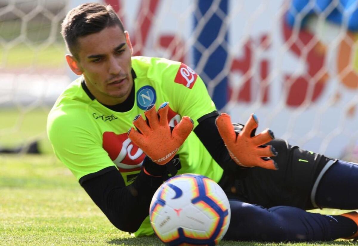 Scelse il Napoli, adesso i tifosi azzurri lo maledicono. Si allungano i tempi di recupero di Meret - 