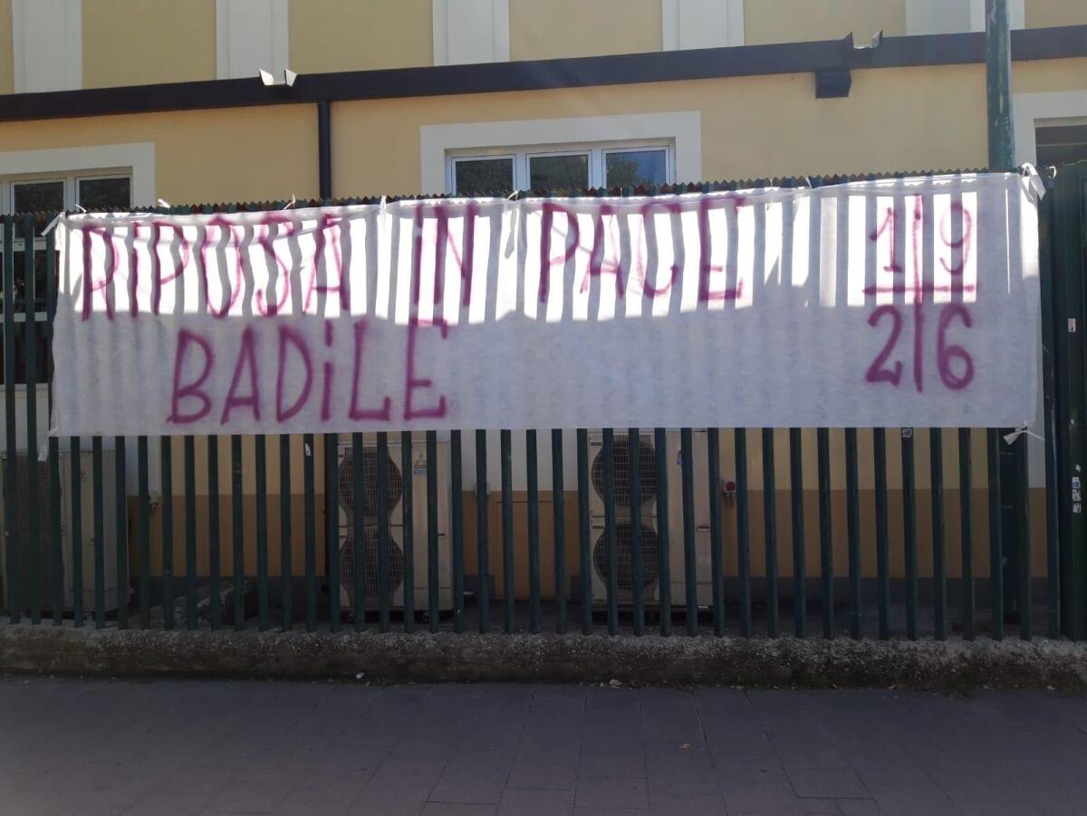 (FOTO): Striscione in memoria di Galdiolo: "Riposa in pace badile..." - 