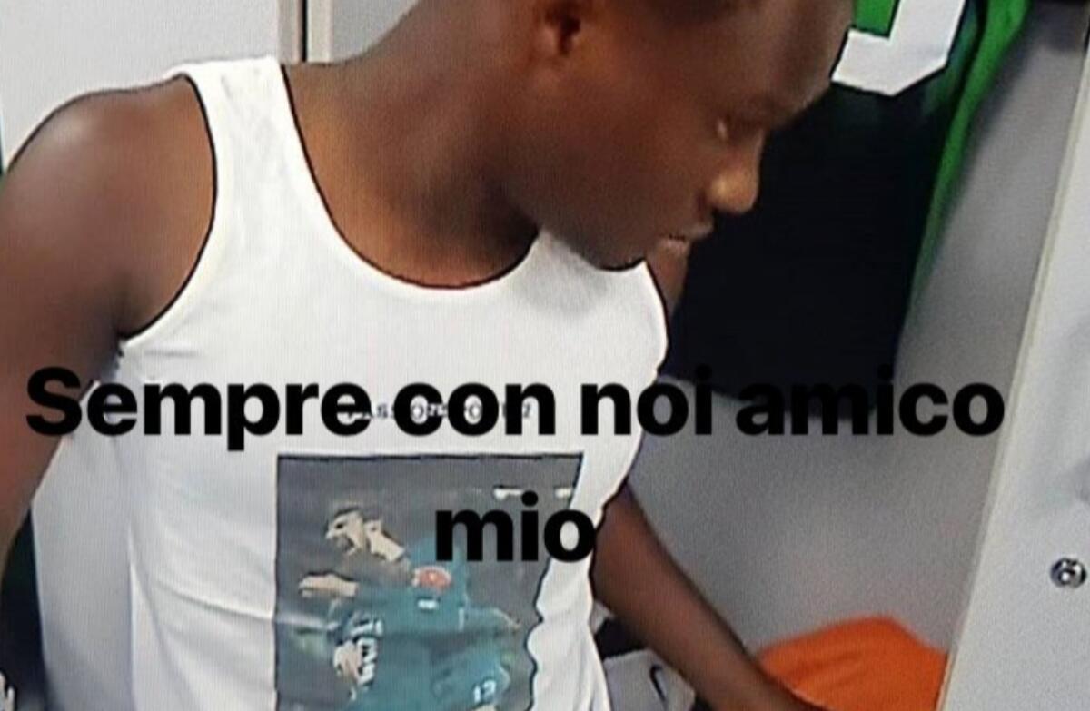 Babacar nello spogliatoio dello Juventus Stadium con la maglia di Astori: "Per sempre con noi" - 