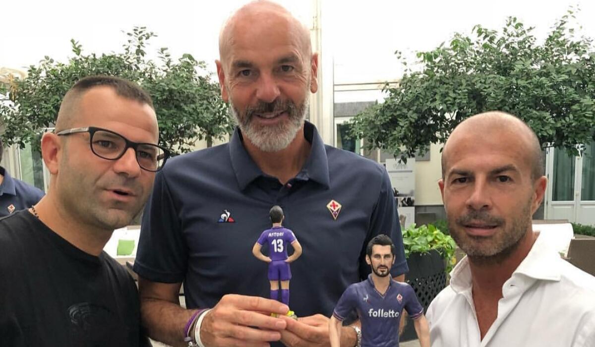 (FOTO) Un artigiano napoletano regala a tutta la Fiorentina una statuetta di Astori nel ritiro viola - 