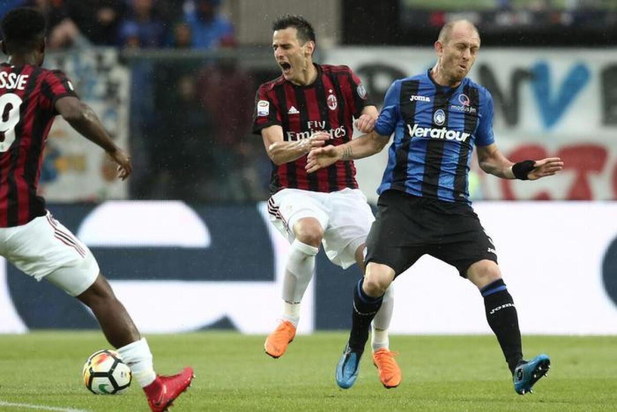 Atalanta, emergenza difesa. Reparto arretrato acciaccato ed un illustro assente - Atalantas Andrea Masiello (r) and Milan's forward Nikola Kalinic during  the Italian Serie A soccer match Atalanta vs Milan at Stadio Atleti Azzurri d'Italia in Bergamo, Italy, 13 may 2018.  ANSA/PAOLO MAGNI