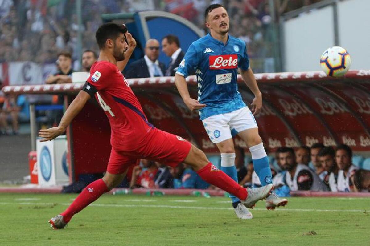 PAGELLE VIOLA: SIMEONE MALMENATO, BENASSI SENZA GOAL E VIOLA BATTUTA. CHIESA... - Fiorentina's defender Nikola Milenkovic (L) and  Napoli's defender Mario Rui (R)    during  italian Serie A  soccer  match between  SSC Napoli and  AFC Fiorentina at the San Paolo stadium in Naples,  15 September 2018.
ANSA / CESARE ABBATE