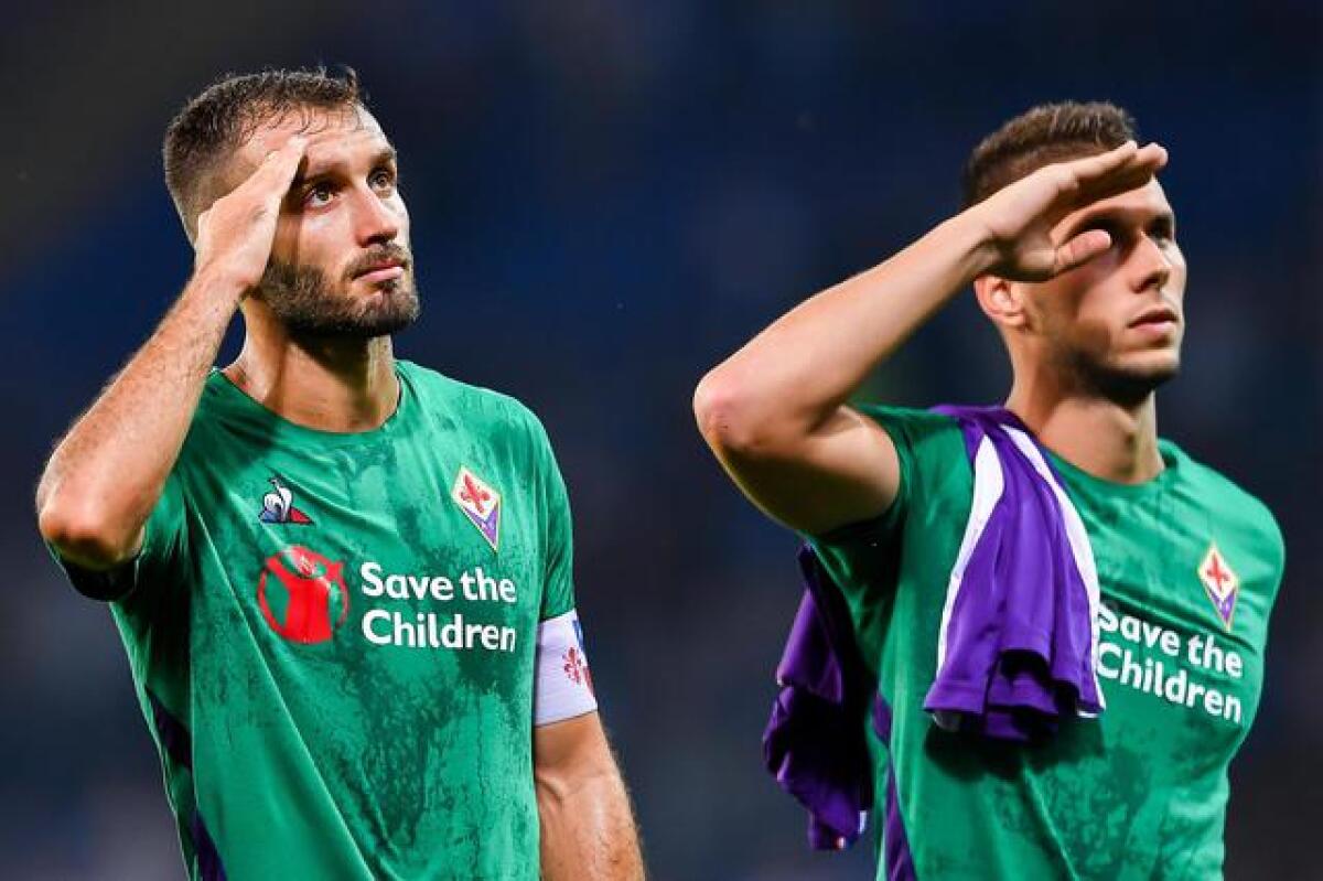 Probabile formazione: Mirallas e Pjaca a supporto di Simeone. Tra i pali Lafont. A centrocampo... - Fiorentina's German Pezzella (L) and Marko Pjaca remember their former captain Davide Astori at the end of the Italian Serie A soccer match UC Sampdoria vs ACF Fiorentina at Luigi Ferraris stadium in Genoa, Italy, 19 September 2018.
ANSA/SIMONE ARVED