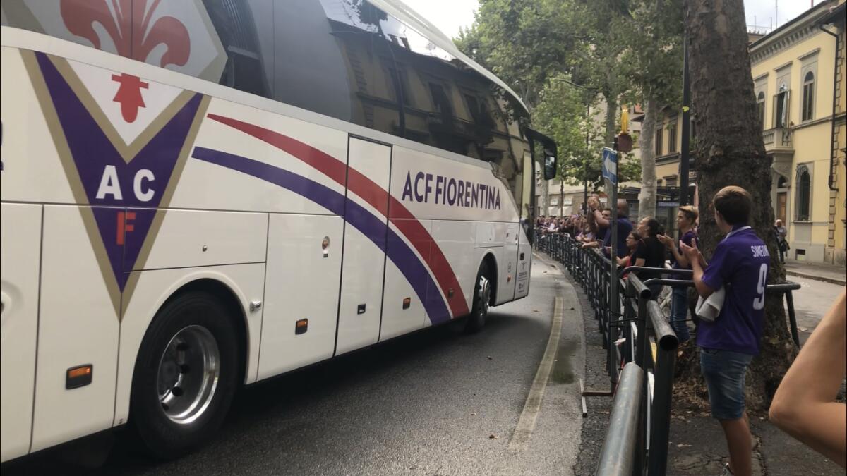 (VIDEO), l’arrivo del pullman viola allo stadio con la “scorta sonora” dei tifosi in motorino - 