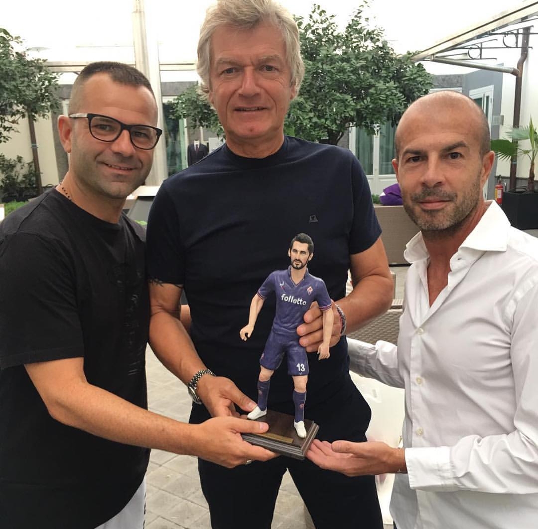 (FOTO) Un artigiano napoletano regala a tutta la Fiorentina una statuetta di Astori nel ritiro viola