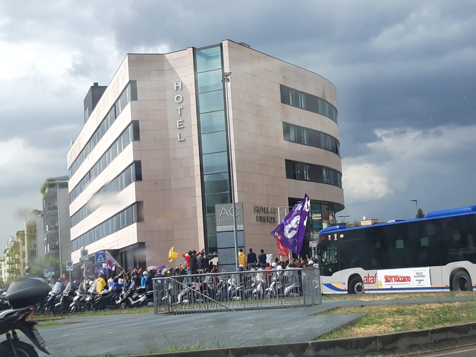 Foto di Stefano Borgi, Labaroviola