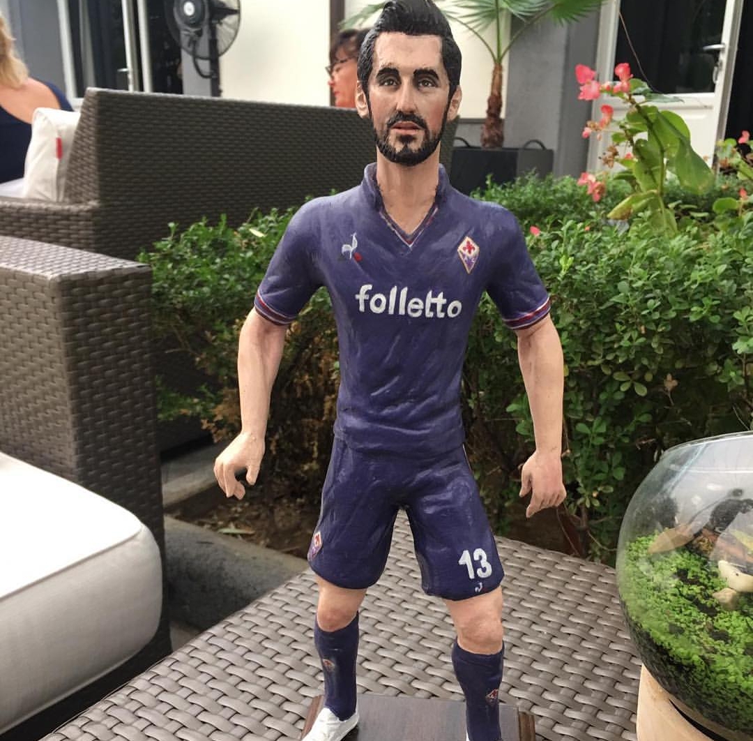 (FOTO) Un artigiano napoletano regala a tutta la Fiorentina una statuetta di Astori nel ritiro viola