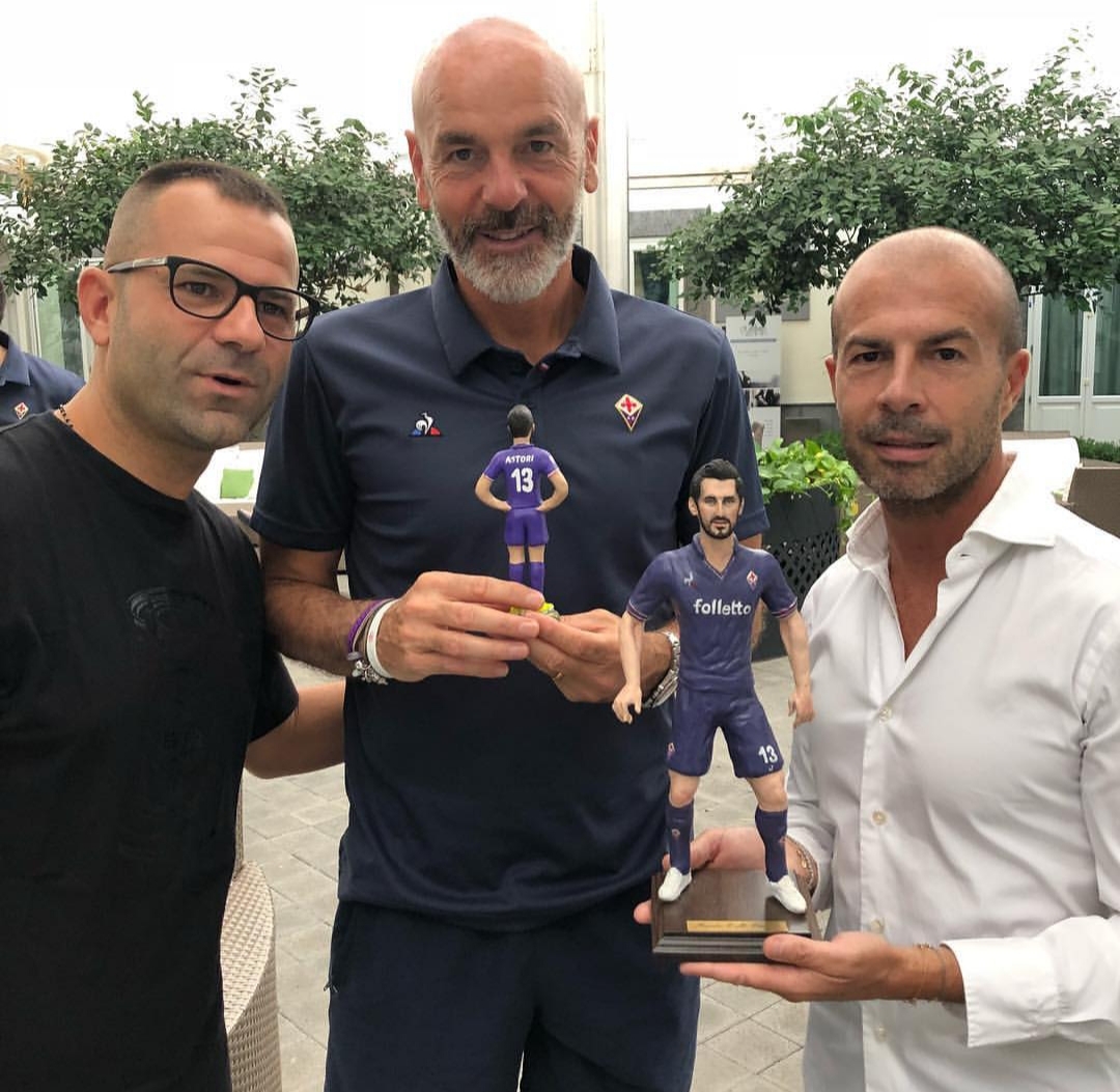 (FOTO) Un artigiano napoletano regala a tutta la Fiorentina una statuetta di Astori nel ritiro viola