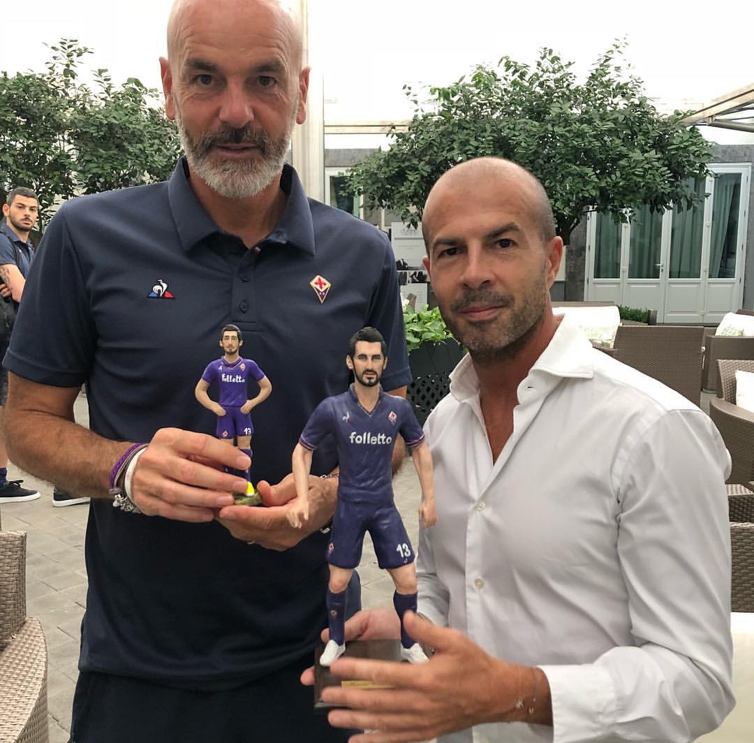(FOTO) Un artigiano napoletano regala a tutta la Fiorentina una statuetta di Astori nel ritiro viola