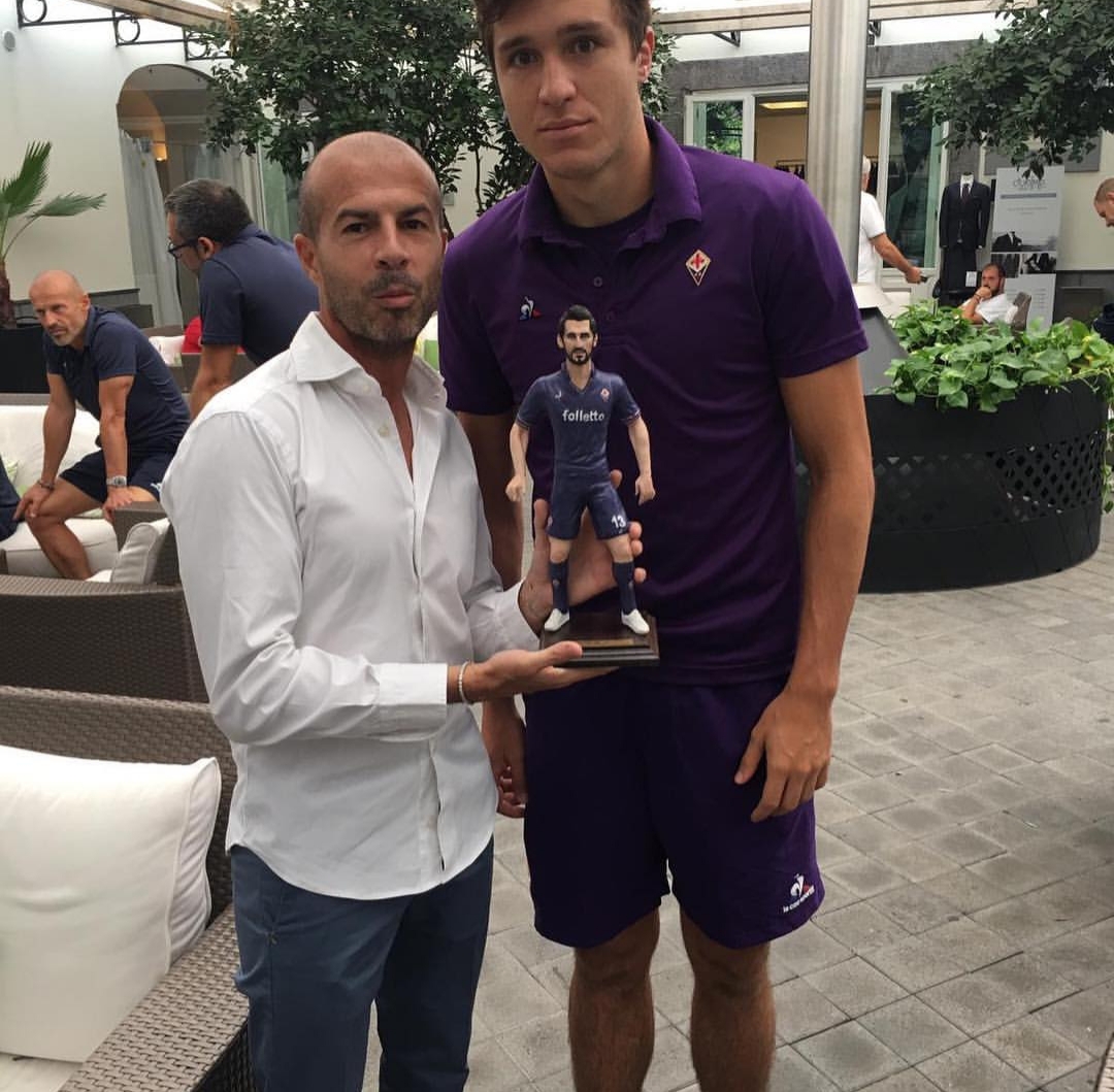 (FOTO) Un artigiano napoletano regala a tutta la Fiorentina una statuetta di Astori nel ritiro viola