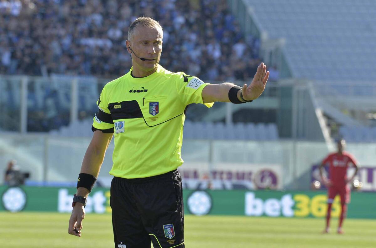 Valeri bloccato per un turno dopo il rigore su Chiesa, sarà Orsato ad arbitrare Lazio-Fiorentina - Arbitro Valeri