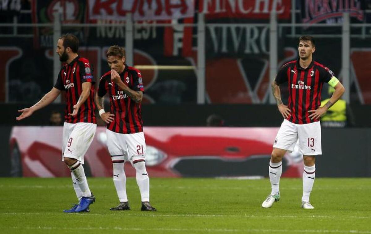 Il Betis di Joaquin e Tello batte e umilia il Milan a San Siro in Europa League. È 1-2 - From left, AC Milan's Gonzalo Higuain, Lucas Biglia and Alessio Romagnoli react after Betis' Toni Sanabria scored his side's opening goal during the Europa League, Group F soccer match between AC Milan and Betis, at the San Siro Stadium in Milan, Ita