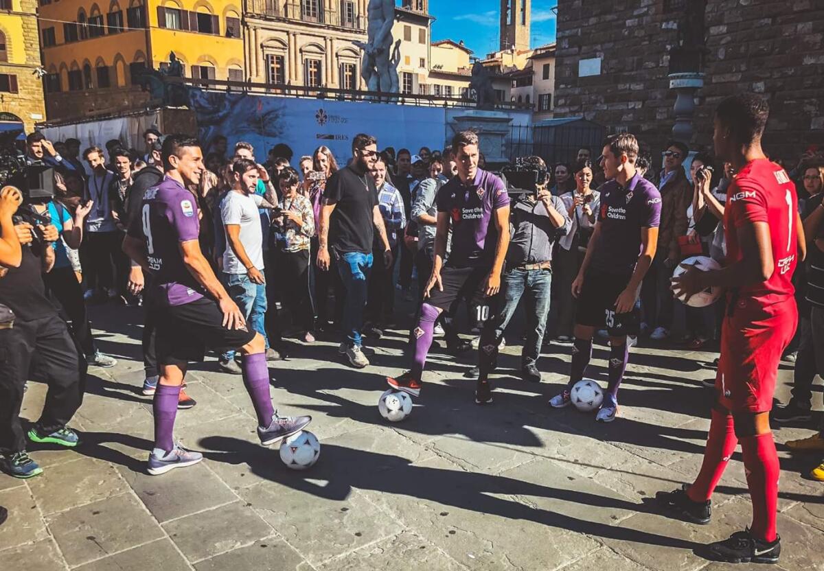 VIDEO, Chiesa, Pjaca, Simeone e Lafont palleggiano in Piazza della Signoria a Firenze - 