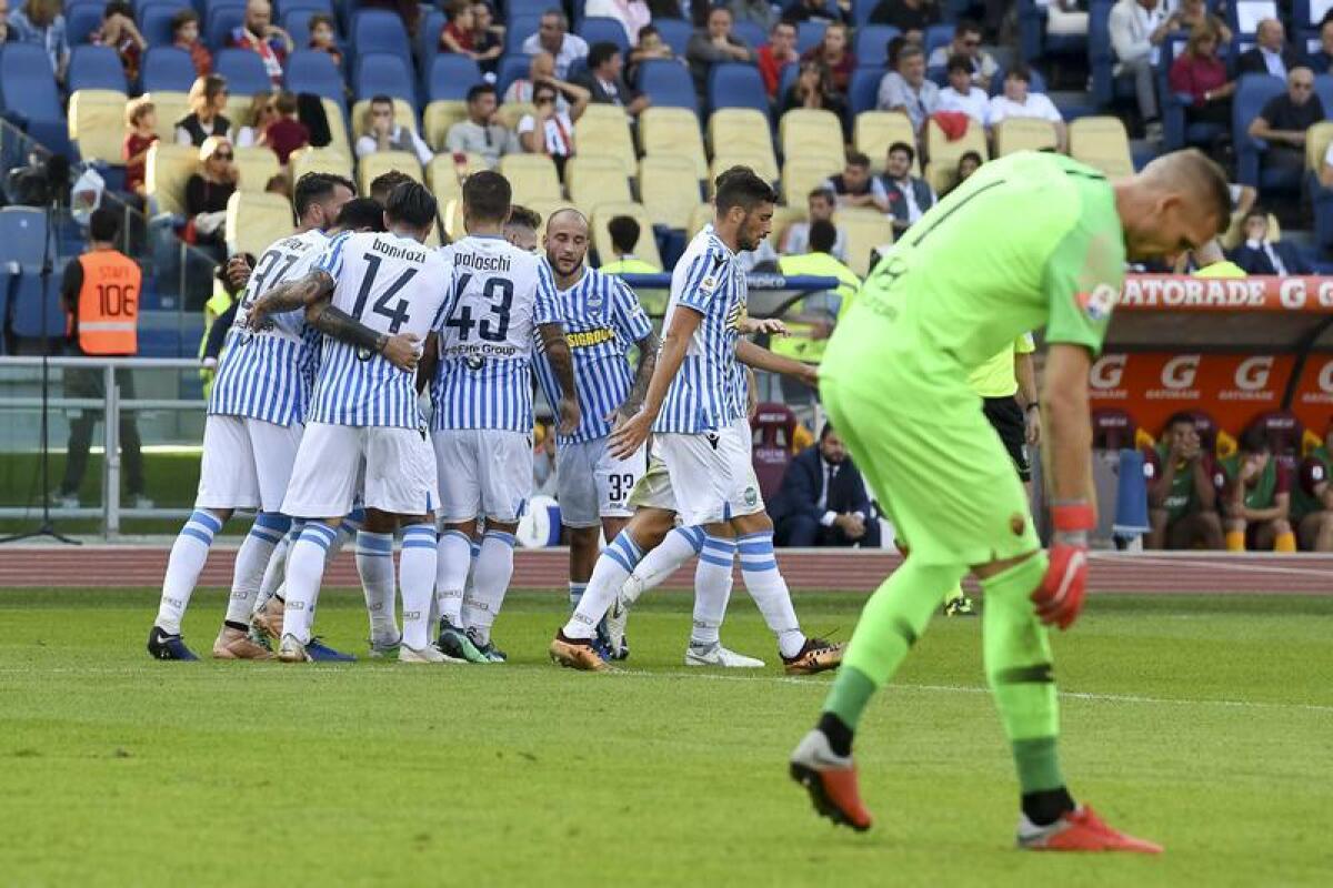 La Spal fa un grande favore alla Fiorentina. Batte in dieci la Roma, all'Olimpico è 0-2 - 