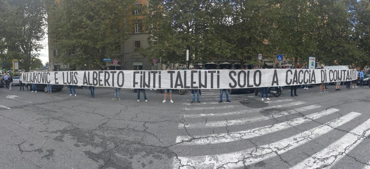 (FOTO) Duro striscione tifosi Lazio: "Milinkovic e Luis Alberto finti talenti, solo a caccia di contanti" - 