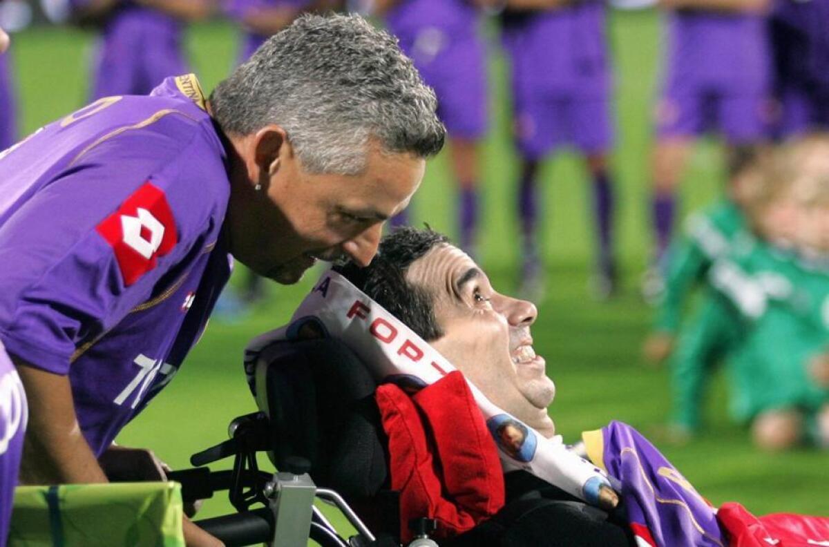 VIDEO, Borgonovo sotto la Fiesole per l'ultimo coro, trentamila fiorentini emozionati - - con Baggio - 01-00146069000030 - FIRENZE - PARTITA DI BENEFICENZA FIORENTINA - MILAN CONTRO LA SLA "TUTTI PER STEFANO BORGONOVO" ALLO STADIO ARTEMIO FRANCHI - NELLA FOTO STEFANO BORGONOVO CON ROBERTO BAGGIO