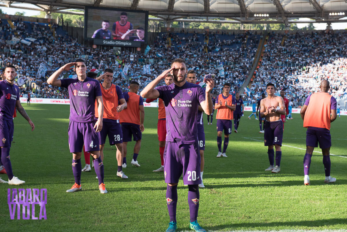 Bruno Pezzella: "Guardiamo sempre la viola, German pensa sempre ad Astori e gli manca.." - Roma, Stadio Olimpico, 07.10.2018, Lazio-Fiorentina, foto Fiorenzo Sernacchioli. Copyright Labaroviola.com. Pezzella saluto al capitano