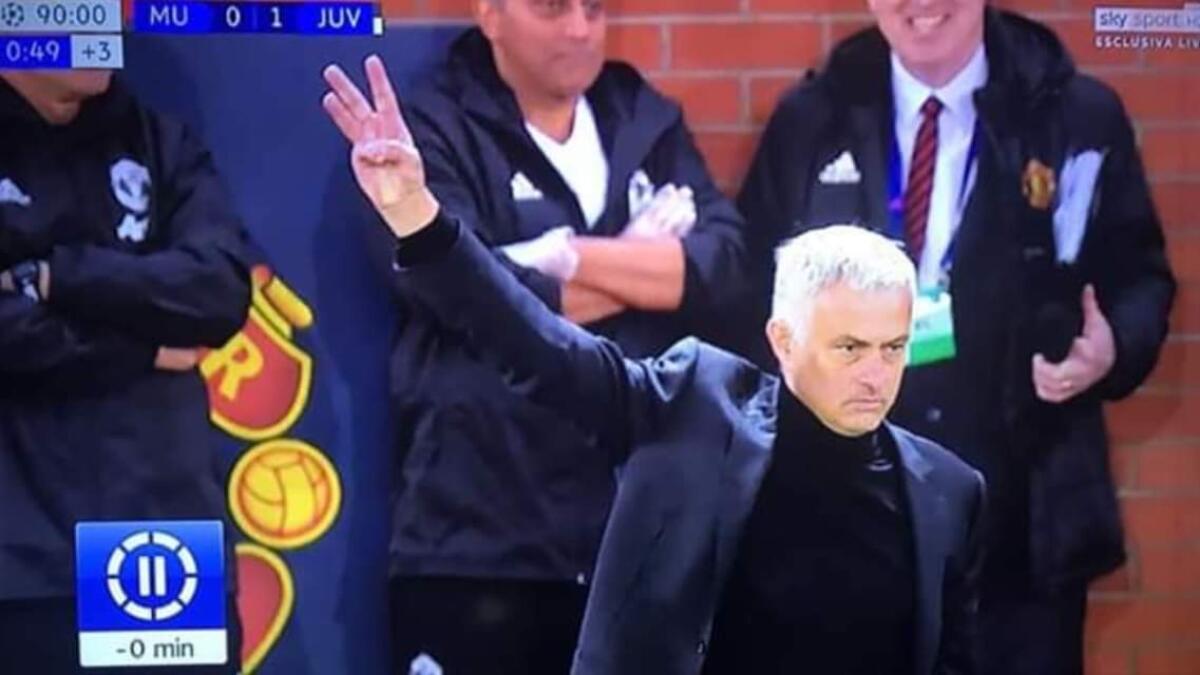 I cori juventini a Mourinho: "Pezzo di m..." e "figlio di p..." lui risponde mostrando il tre con le mani - 