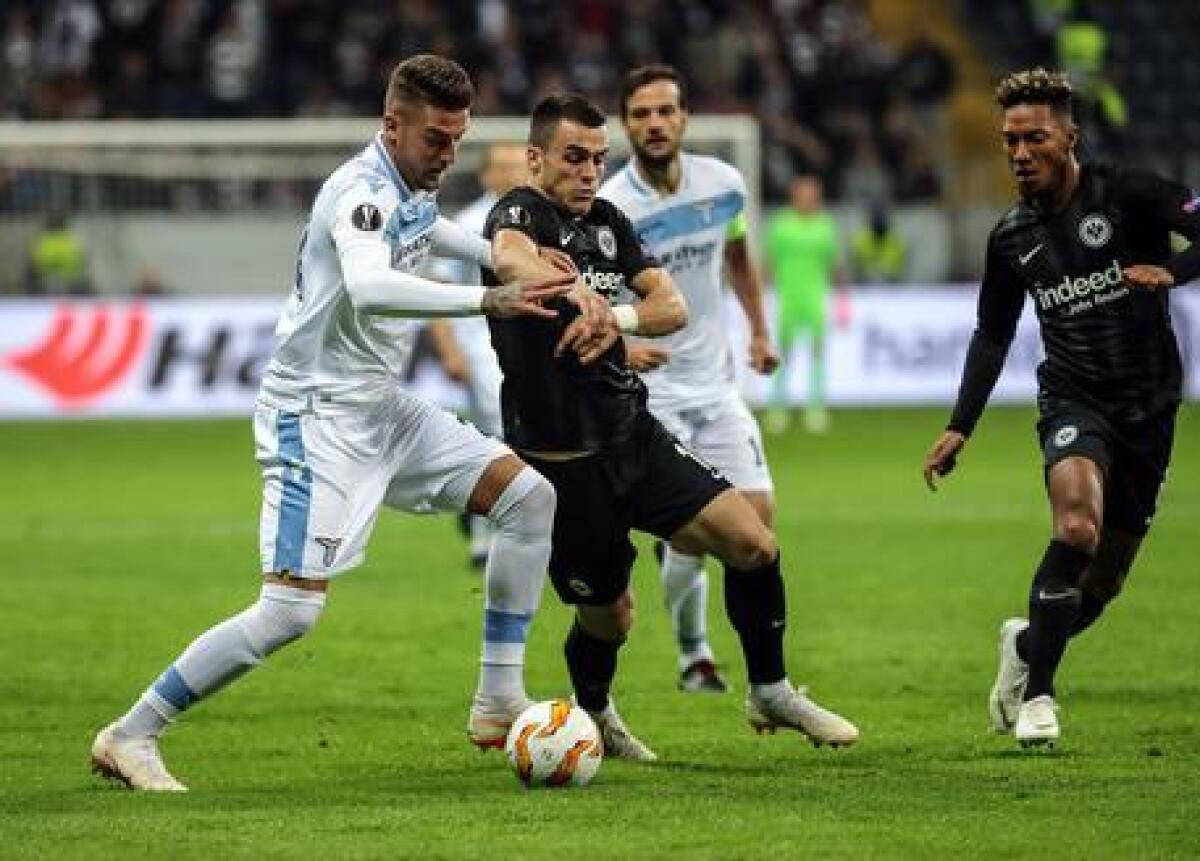 Europa League, l’Eintracht strapazza la Lazio per 4-1. I biancocelesti finiscono in nove - epa07069871 Lazio's Sergej Milinkovic-Savic (L) in action against Frankfurt's Filip Kostic (C) during the UEFA Europa League group H soccer match between Eintracht Frankfurt and SS Lazio in Frankfurt Main, Germany, 04 October 2018.  EPA/ARMANDO BABAN