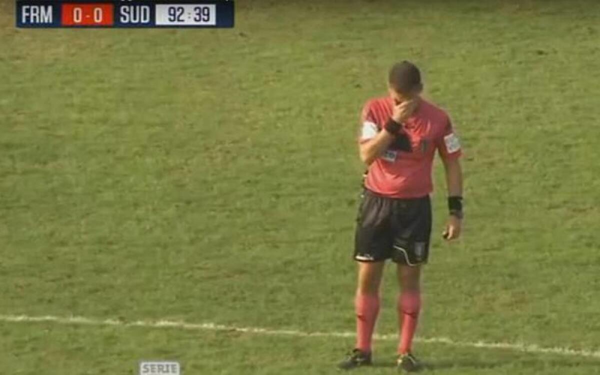 Arbitro fiorentino scoppia a piangere a fine partita per la scomparsa del padre - 