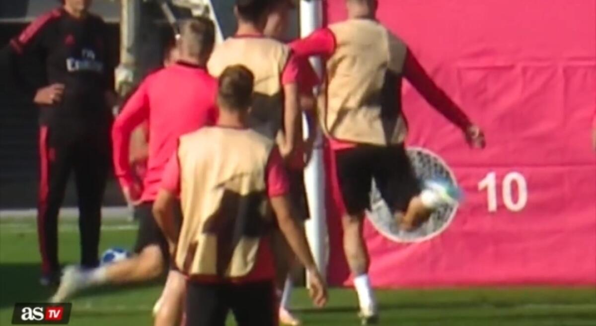 Sergio Ramos perde la testa in allenamento, pallonate ad un ragazzo della cantera - 