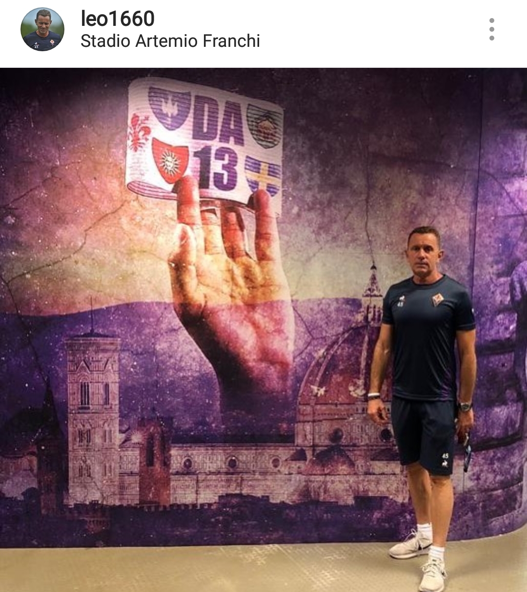 Il tunnel di ingresso al campo dedicato ad Astori. Ecco la parete emozionante per il capitano viola