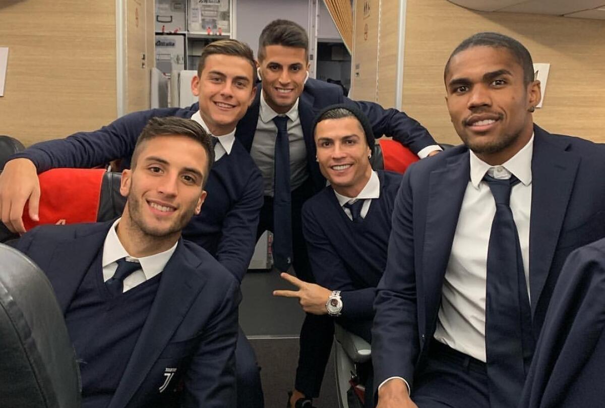 Incredibile a Firenze, 500 persone aspettano e accolgono la Juventus tra stazione e albergo - 