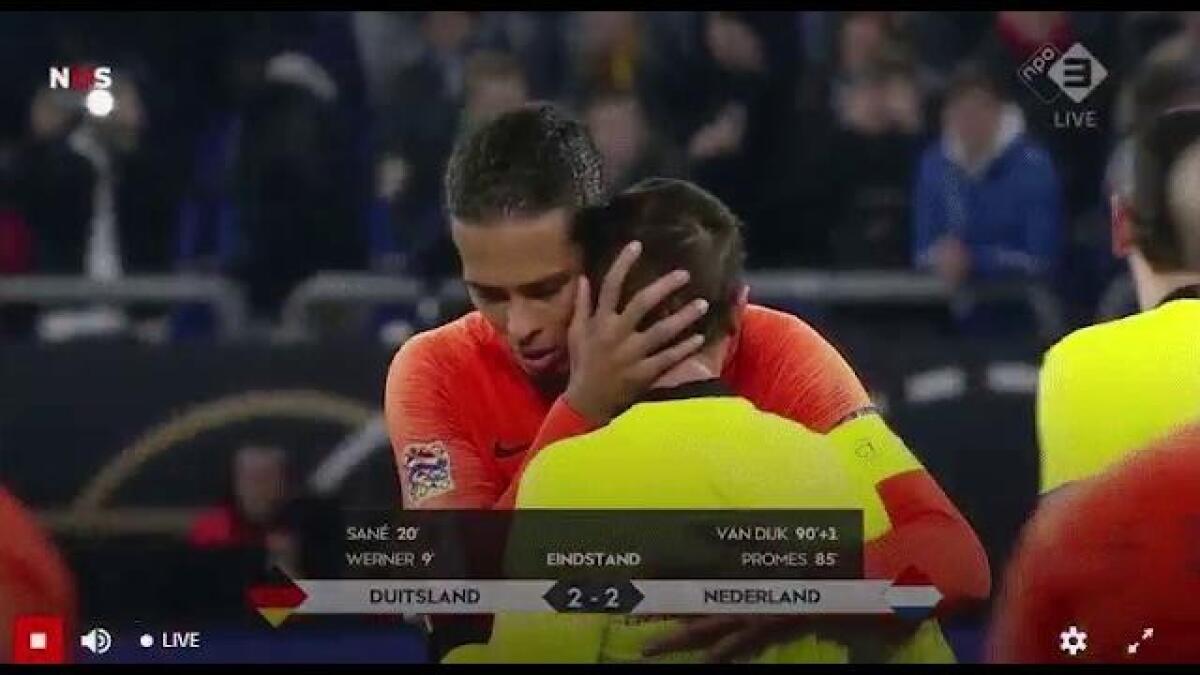 L'arbitro a fine partita scoppia in lacrime per la morte della madre. Van Dijk dell'Olanda lo consola - 