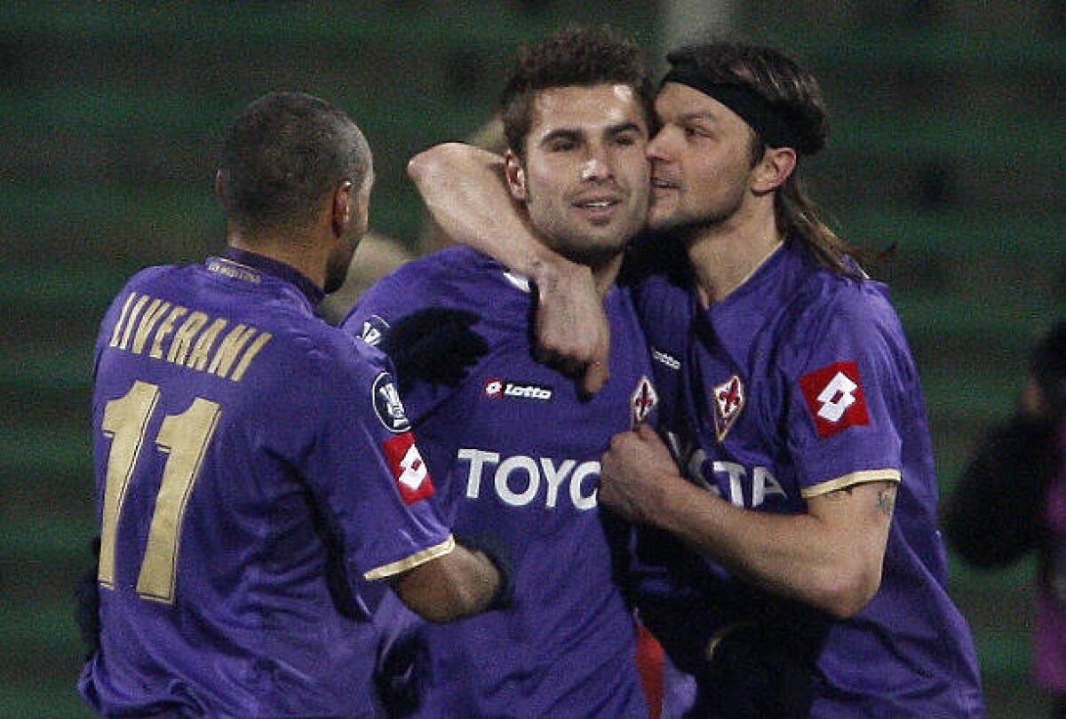 Ujfalusi ricorda la sua Fiorentina: "Grande gruppo" Frey scherza: "Mutu aveva fatto serata la sera prima..." - Fiorentina's Adrian Mutu, (C), is celebrated by teammate Fabio Liverani, (L) and Thomas Ujfalusi after scoring during their UEFA Cup Group C3 Stage soccer match at Artemio Franchi stadium in Florence, 20 December, 2007.   AFP PHOTO / NICO CASAMASSIMA