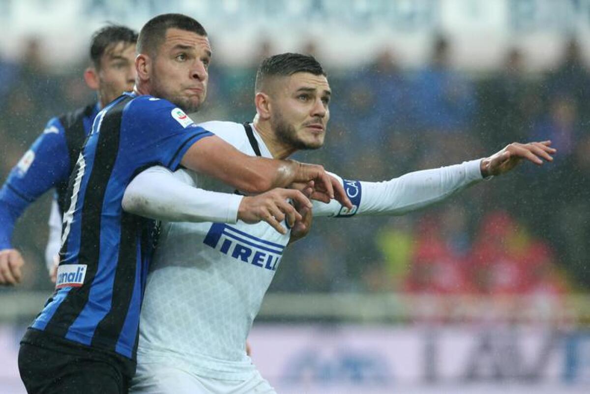 L’Atalanta strapazza l’Inter a pranzo: 4-1, in gol Mancini. Eurogol del Papu. In classifica... - Atalanta's Berat Djimsiti (l) and Inter's forward Mauro Icardi during  the Italian Serie A soccer match Atalanta vs Inter at Stadio Atleti Azzurri d'Italia in Bergamo, Italy, 11 November 2018.  ANSA/PAOLO MAGNI