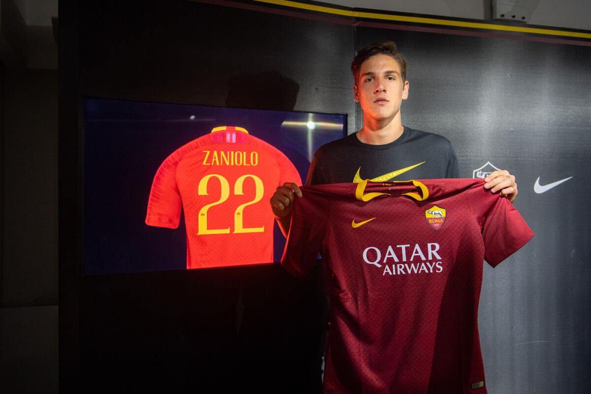 Zaniolo:"Per i viola non ero importante, così preferii L'Entella". Il racconto dell'addio alla Fiorentina - ESCLUSIVA AS ROMAFoto Fabio Rossi/AS Roma/ LaPresse
31/05/2017 Roma ( Italia)
Sport Calcio
Zaniolo firma il contratto con l’AS Roma - Centro Sportivo “Fulvio Bernardini”
Nella foto: Nicolò Zaniolo
EXCLUSIVE AS ROMA
Photo  Fa