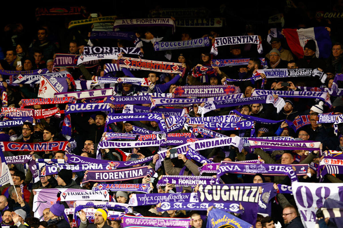TUTTO ESAURITO CONTRO LA JUVE, ECCO QUANTO GUADAGNERA' LA FIORENTINA - LONDON, ENGLAND - FEBRUARY 25:  Fiorentina supporters cheer prior to the UEFA Europa League round of 32 second leg match between Tottenham Hotspur and Fiorentina at White Hart Lane on February 25, 2016 in London, United Kingdom.  (Photo by Julian Fin