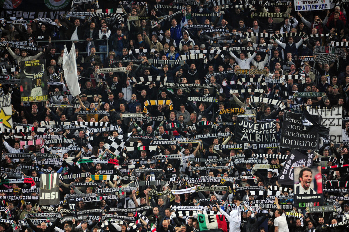 Multa alla Juventus per i cori contro Firenze. Ecco il comunicato del giudice sportivo - Juventus' supporters hold their team's scarves during the Italian Serie A football match between Juventus and Inter Milan at the Juventus Stadium in Turin on March 25, 2012. Juventus beat Inter Milan 2-0. AFP PHOTO / GIUSEPPE CACACE        (Photo cre