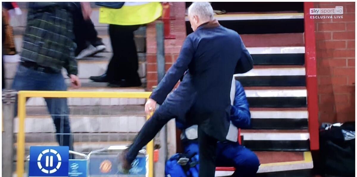 (VIDEO): il Manchester United vince al 91’ e Mourinho si sfoga contro le borracce in modo violento - 
