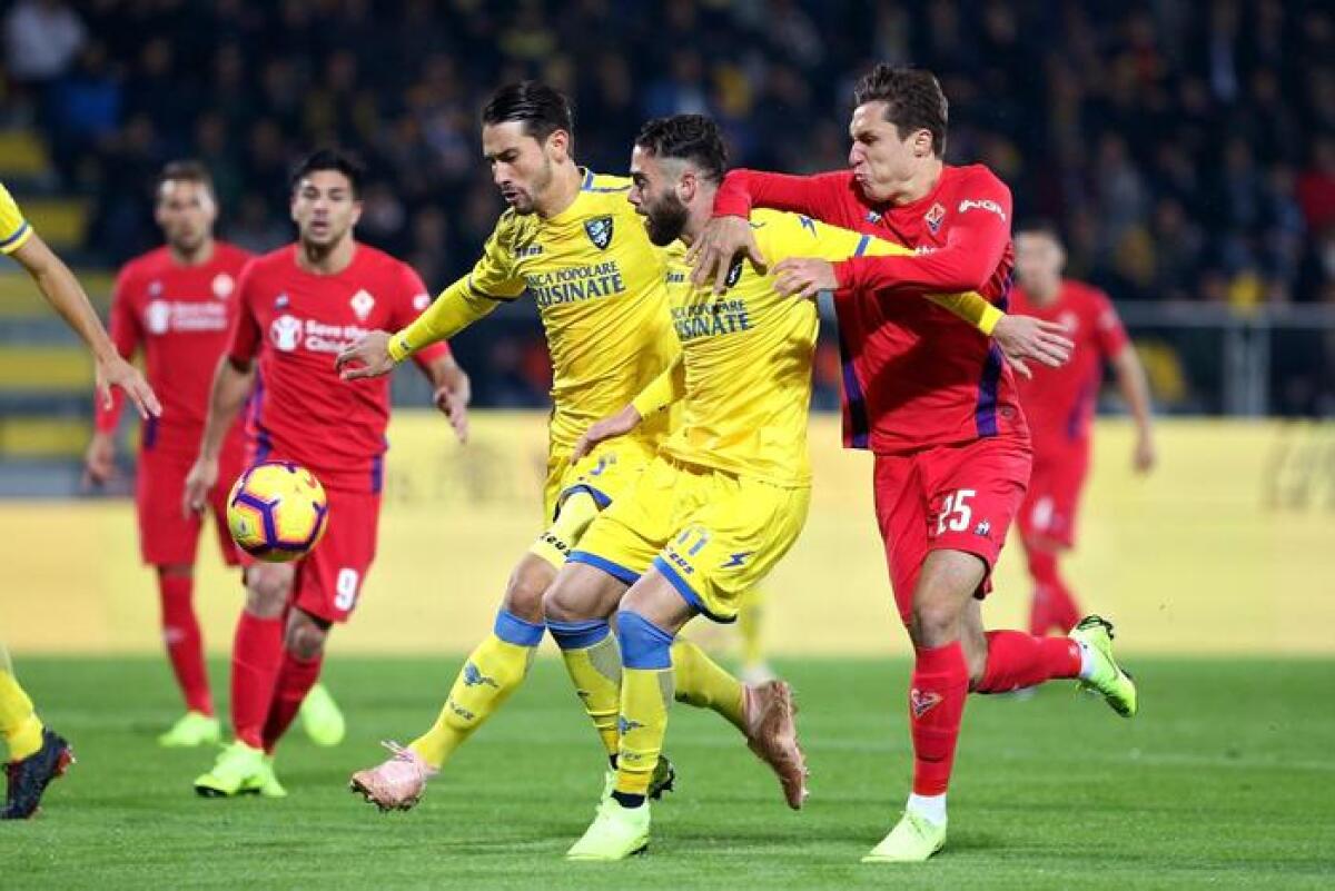 PAGELLE VIOLA: BENASSI DI SPALLA NON SFONDA IL MURO. PJACA E SIMEONE DISASTROSI - Fiorentina's Federico Chiesa (R) vies for the ball with Frosinone's Francesco Zampano and teammate Edoardo Goldaniga (L) during the Italian Serie A soccer match between Frosinone Calcio and ACF Fiorentina at Benito Stirpe stadium in Frosinone, Italy,