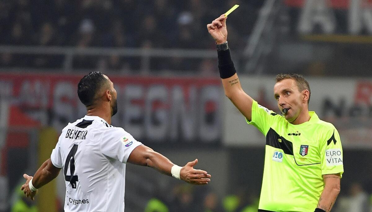 Rizzoli: "Rosso mancato a Benatia? Si poteva dare l'espulsione ma la decisione dell'arbitro..." - Referee Paolo Silvio Mazzoleni shows the yellow card to Juventus' Medhi Benatia during the Italian Serie A soccer match AC Milan vs Juventus FC at Giuseppe Meazza stadium in Milan, Italy, 11 November 2018.
ANSA/DANIEL DAL ZENNARO
