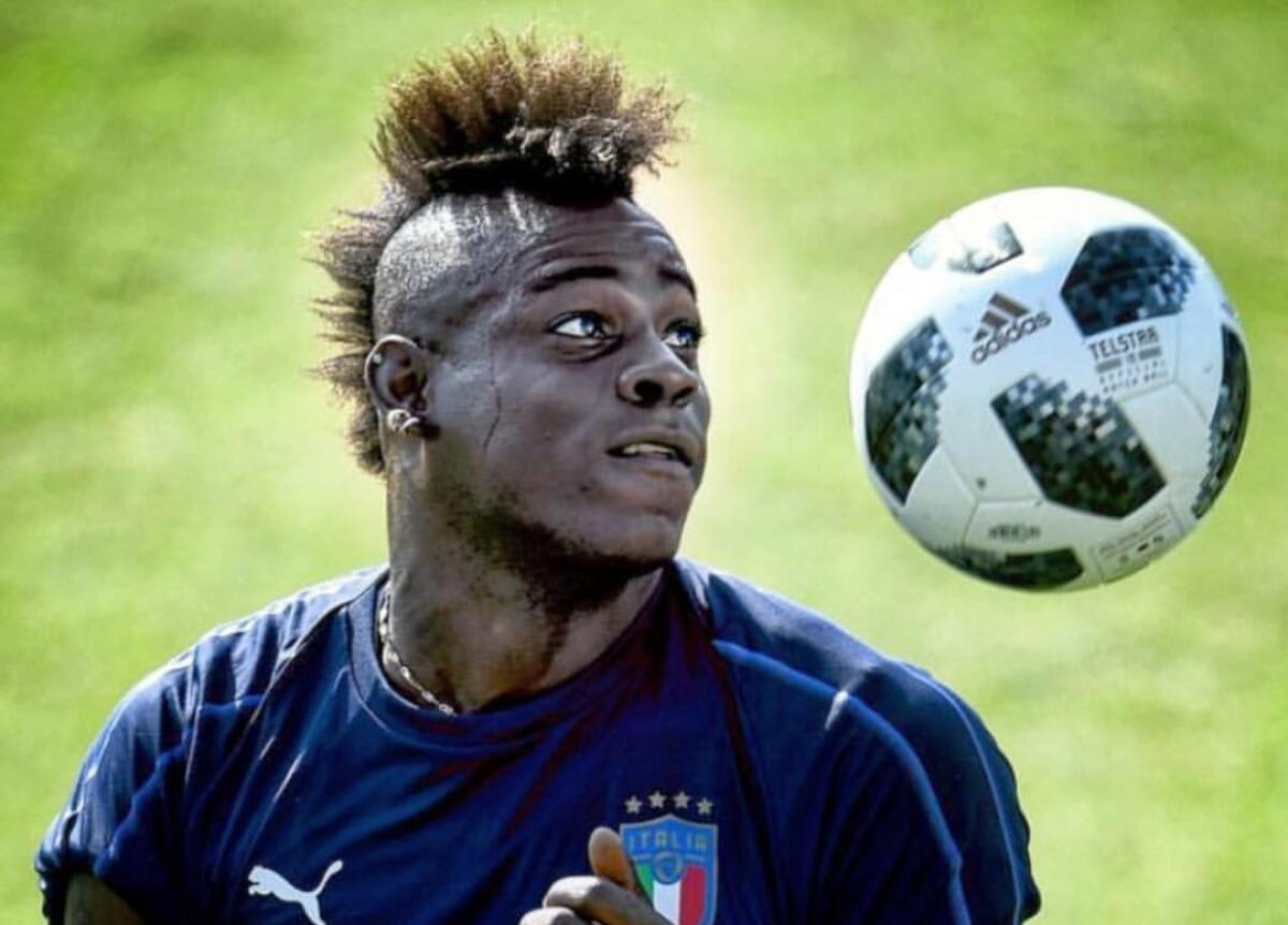 La macchina di Balotelli a Firenze fa interrogare e sognare i tifosi viola. La foto - 