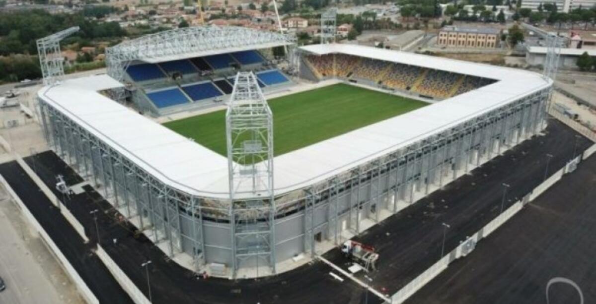 Viaggio nel nuovo stadio di proprietà del Frosinone, costato 20 milioni. È un gioiello all'inglese - 