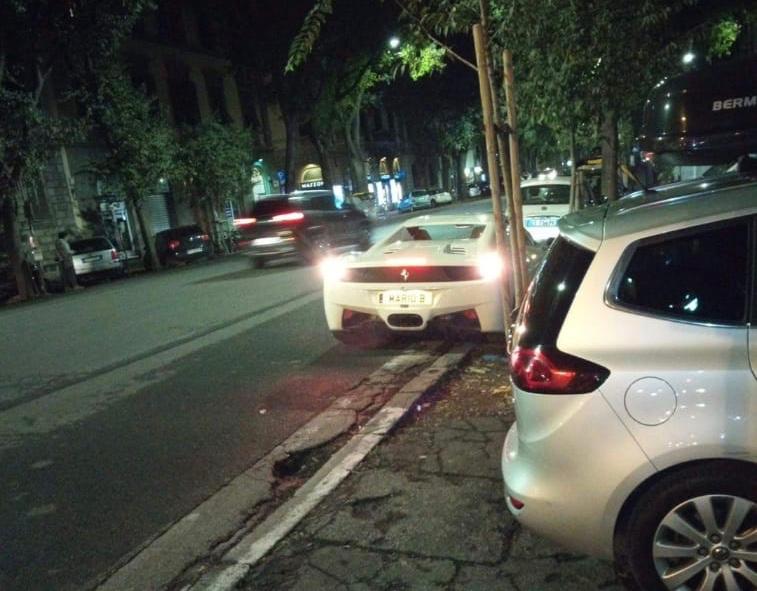 La macchina di Balotelli a Firenze fa interrogare e sognare i tifosi viola. La foto