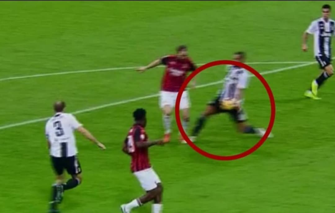 (FOTO) Ancora Mazzoleni, grave errore in Milan-Juve. Non espelle incredibilmente Benatia