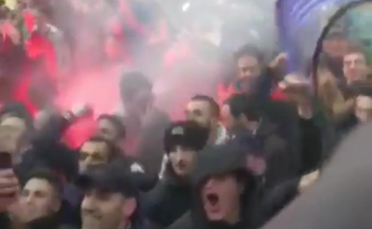 (VIDEO) Il Franchi è già una bolgia, la calorosa accoglienza dei tifosi all'arrivo del pullman - 