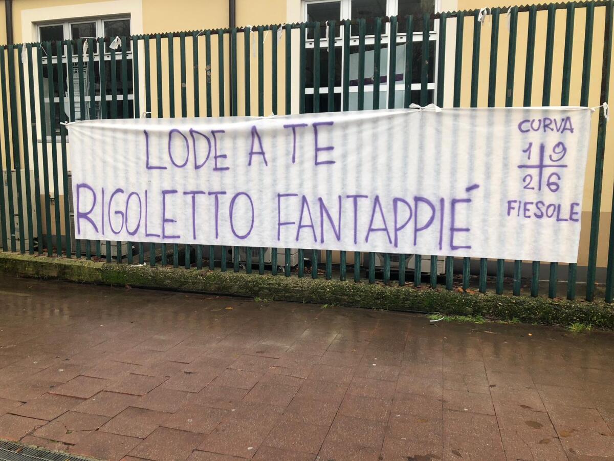 [FOTO] Striscione fuori dal Franchi in onore di Rigoletto Fantappiè. Questa mattina il funerale.. - 